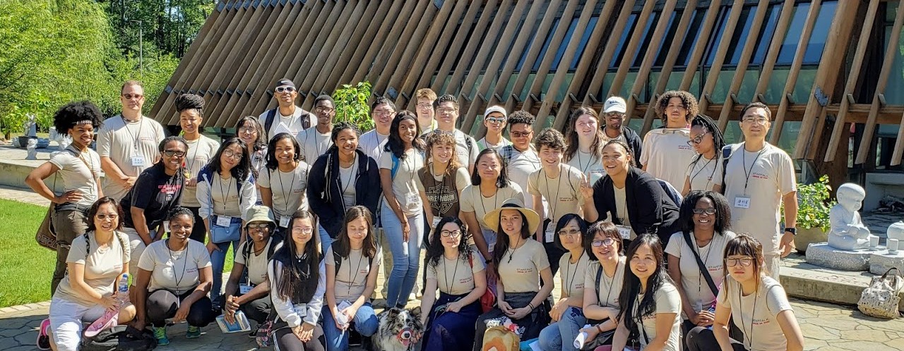 Group of Chinese Startalk students and faculty at a Buddhist temple