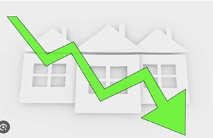 Green arrow decreasing left to right through homes