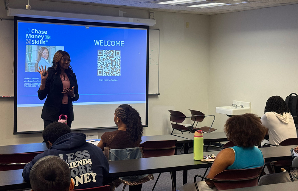 JPMorgan Chase Community Manager Discusses Identity Theft and Scams with FIN 3357 Students